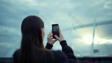 女人采取照片手机街浅黑肤色的女人女孩智能手机